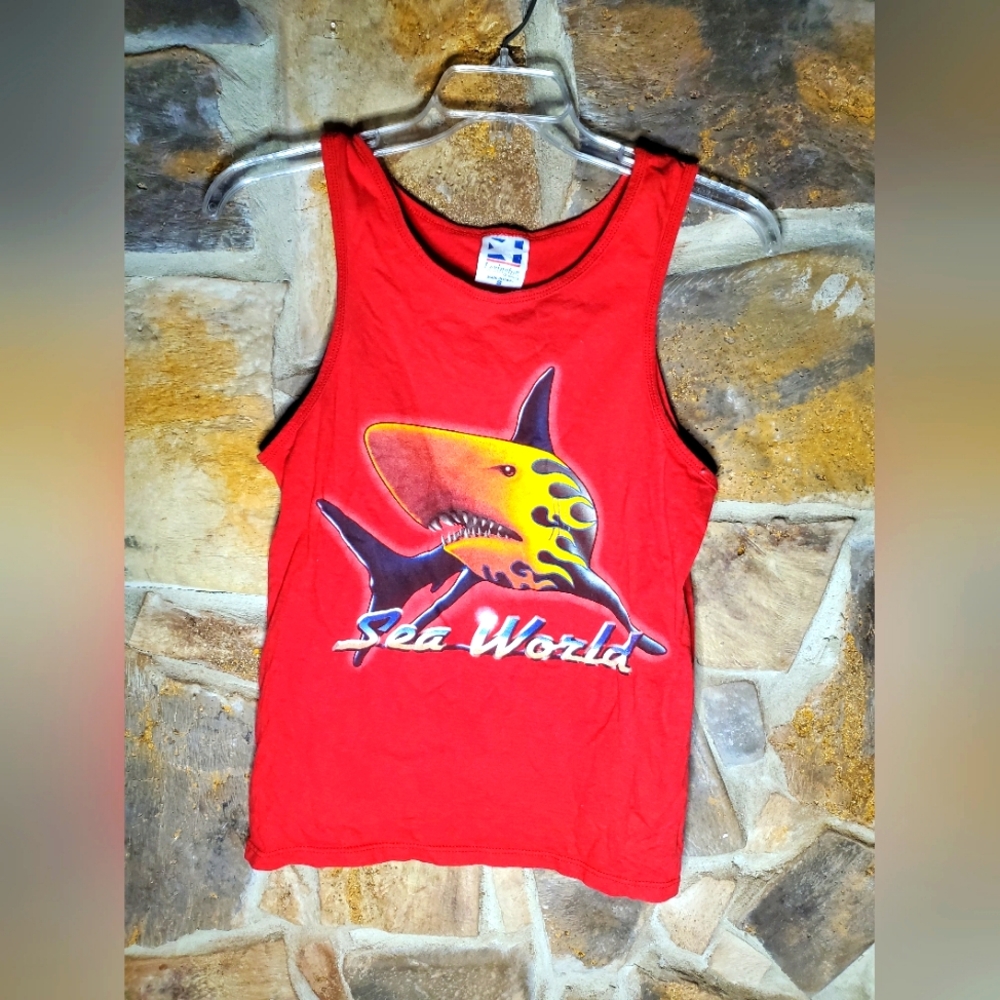 Leximgton sea world Vintage shark red tank